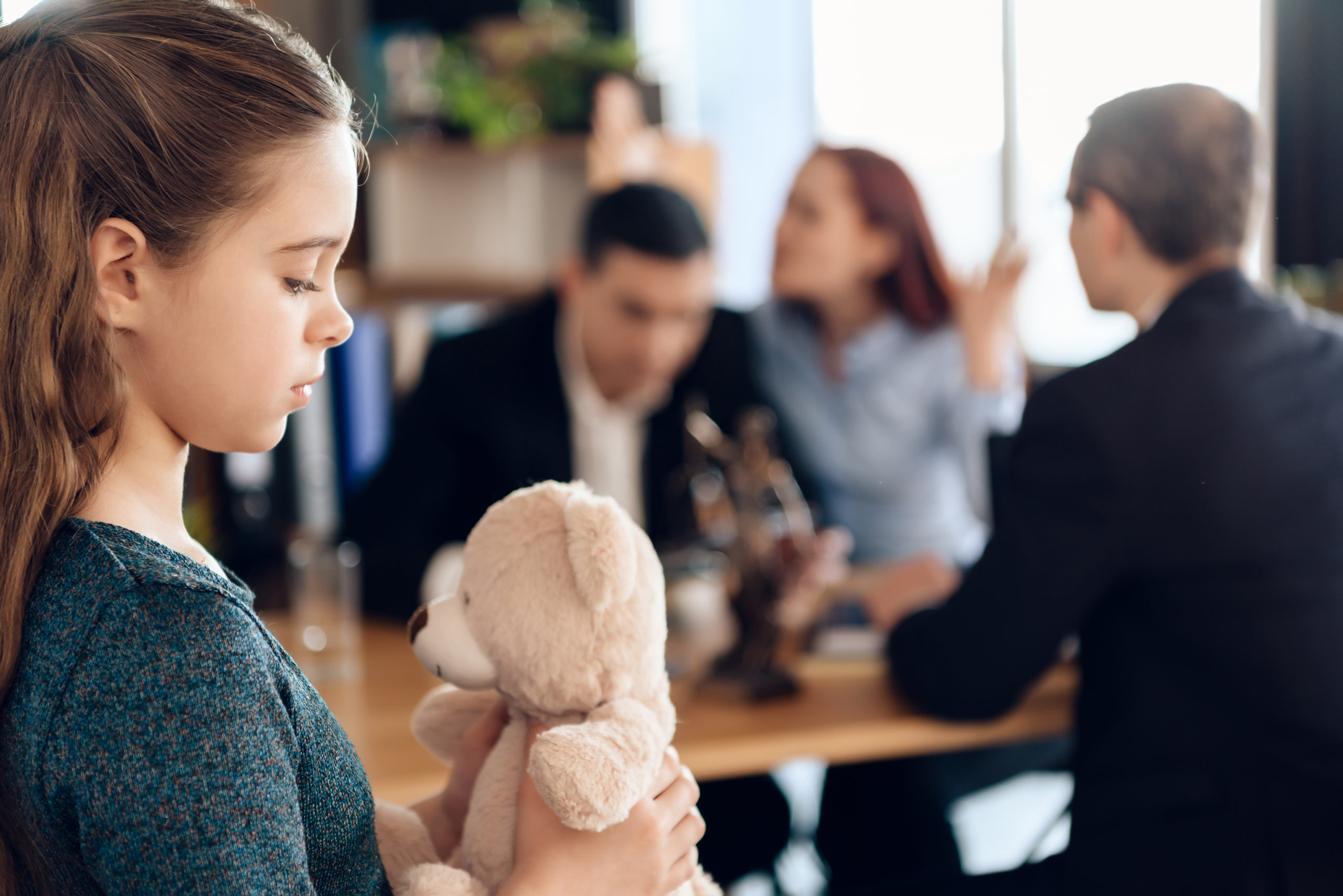 child watching her parents get a diivorce